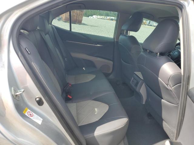 4T1B11HK4JU004172 - 2018 TOYOTA CAMRY L SILVER photo 10