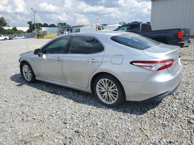4T1B11HK4JU004172 - 2018 TOYOTA CAMRY L SILVER photo 2