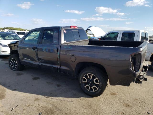 5TFUM5F11FX061375 - 2015 TOYOTA TUNDRA DOUBLE CAB SR/SR5 GRAY photo 2