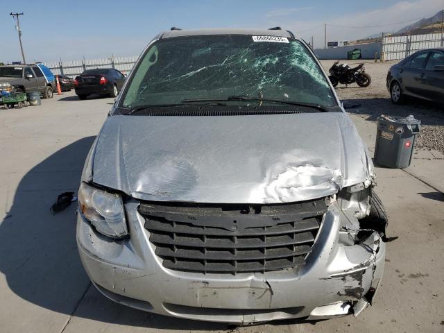 2C4GP54L35R534716 - 2005 CHRYSLER TOWN & COU TOURING SILVER photo 5