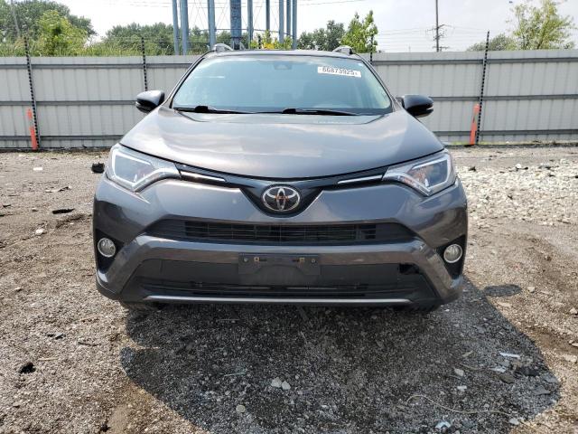 2T3RFREVXHW612003 - 2017 TOYOTA RAV4 XLE ნაცრისფერი ფოტო 5