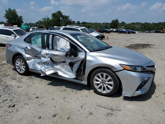 4T1B11HK6JU077849 - 2018 TOYOTA CAMRY L ვერცხლისფერი ფოტო 4