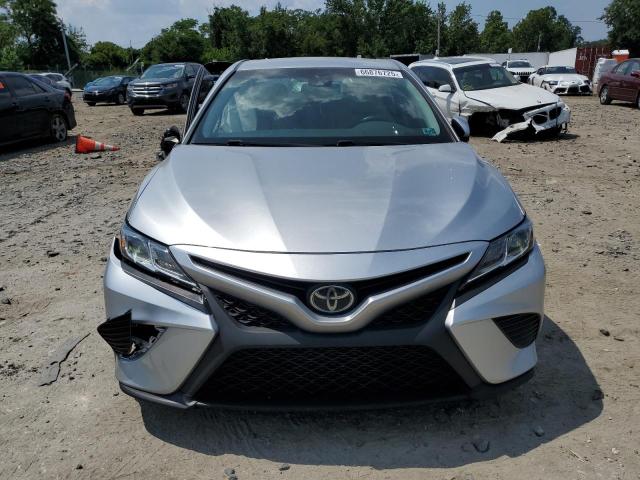 4T1B11HK6JU077849 - 2018 TOYOTA CAMRY L ვერცხლისფერი ფოტო 5