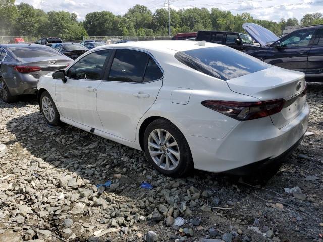 4T1C11AK4NU640384 - 2022 TOYOTA CAMRY LE WHITE photo 2