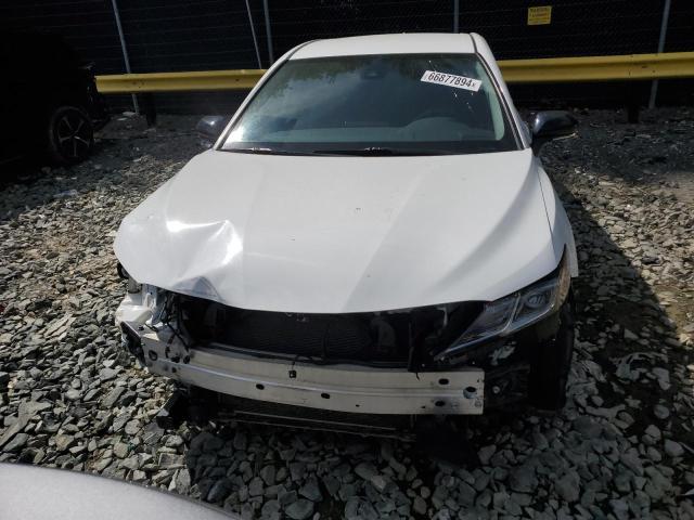 4T1C11AK4NU640384 - 2022 TOYOTA CAMRY LE WHITE photo 5