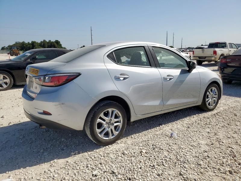 3MYDLBYVXJY316678 - 2018 TOYOTA YARIS IA فضي صورة 3