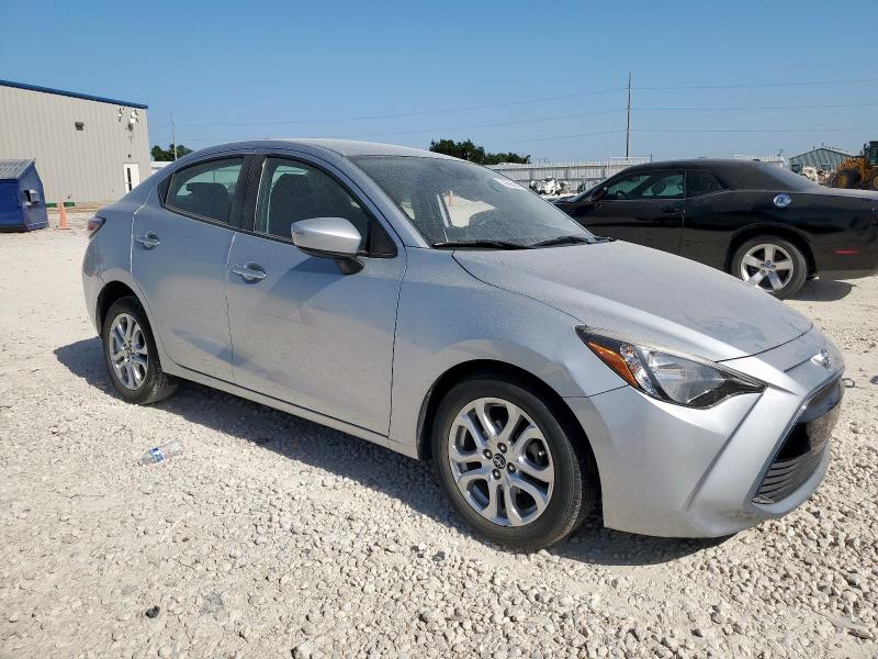 3MYDLBYVXJY316678 - 2018 TOYOTA YARIS IA فضي صورة 4