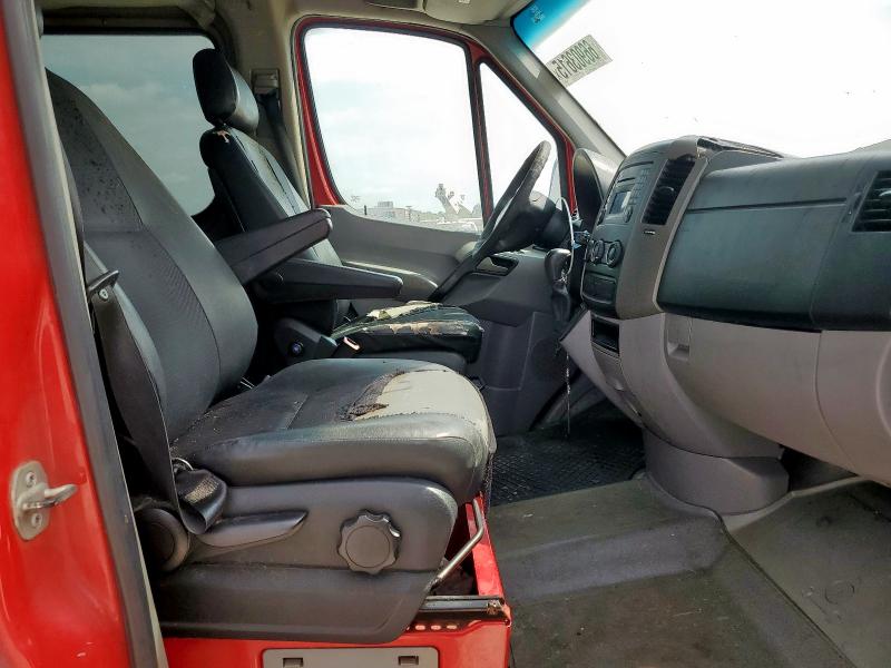WDZPE7CC0B5517044 - 2011 MERCEDES-BENZ SPRINTER 2500 红色 照片 5