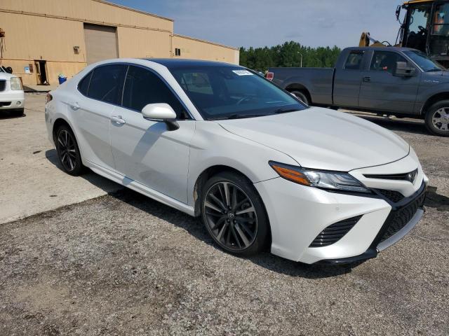 4T1B61HK8JU087607 - 2018 TOYOTA CAMRY XSE WHITE photo 4