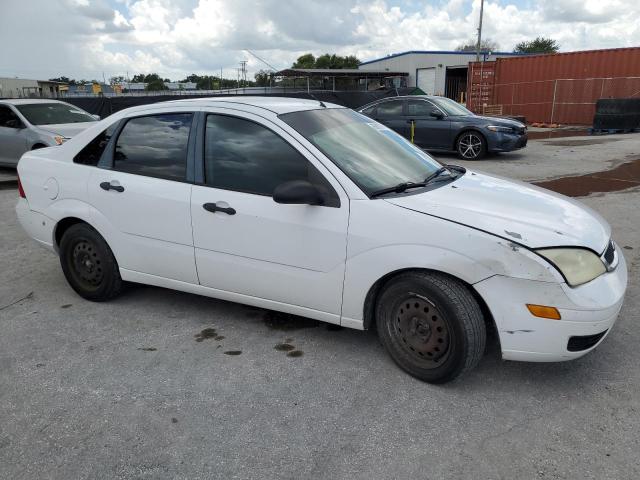 1FAFP34N67W361713 - 2007 FORD FOCUS ZX4 WHITE photo 4