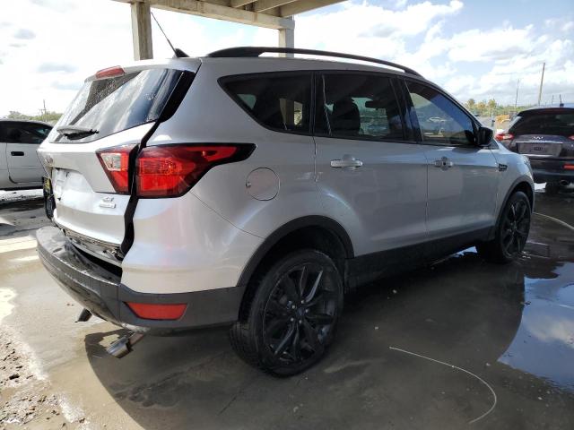 1FMCU0GD5KUA07060 - 2019 FORD ESCAPE SE SILVER photo 3