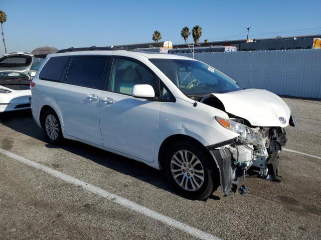 5TDYK3DCXDS397562 - 2013 TOYOTA SIENNA XLE WHITE photo 4