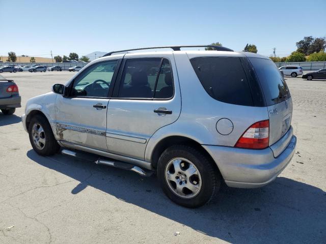 4JGAB54E43A383002 - 2003 MERCEDES-BENZ ML 320 SILVER photo 2