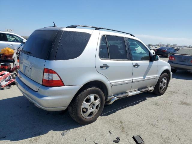 4JGAB54E43A383002 - 2003 MERCEDES-BENZ ML 320 SILVER photo 3