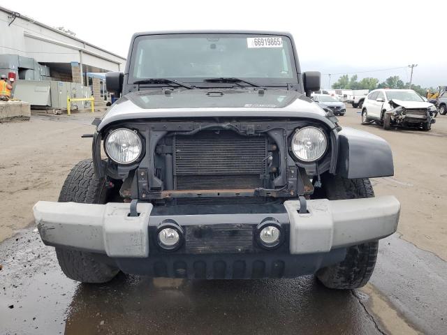 1C4BJWEG6GL323380 - 2016 JEEP WRANGLER U SAHARA BLACK photo 5