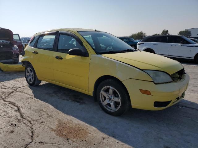 3FAFP37N85R108016 - 2005 FORD FOCUS ZX5 YELLOW photo 4