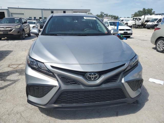 4T1G11AK6NU678815 - 2022 TOYOTA CAMRY SE Gümüş foto 5