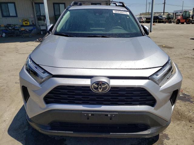 2T3P1RFV4PW397947 - 2023 TOYOTA RAV4 XLE SILVER photo 5