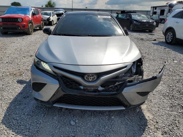4T1B61HK3KU272973 - 2019 TOYOTA CAMRY XSE فضي صورة 5