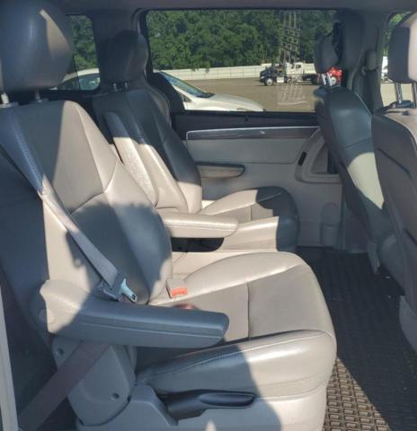 2V4RW3D1XAR388376 - 2010 VOLKSWAGEN ROUTAN SE SILVER photo 11