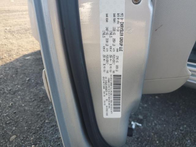2V4RW3D1XAR388376 - 2010 VOLKSWAGEN ROUTAN SE SILVER photo 13