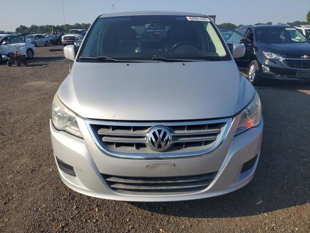 2V4RW3D1XAR388376 - 2010 VOLKSWAGEN ROUTAN SE SILVER photo 5