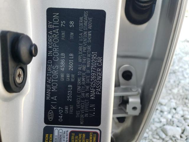 KNAFG526977102951 - 2007 KIA RONDO LX SILVER photo 13