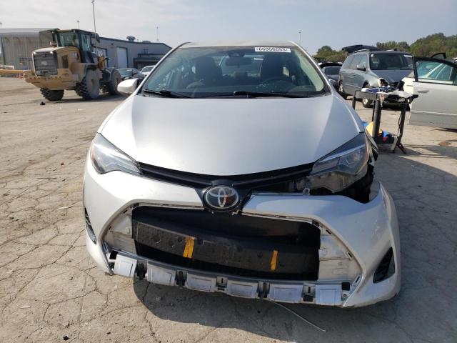 5YFBURHE8JP761366 - 2018 TOYOTA COROLLA L SILVER photo 5