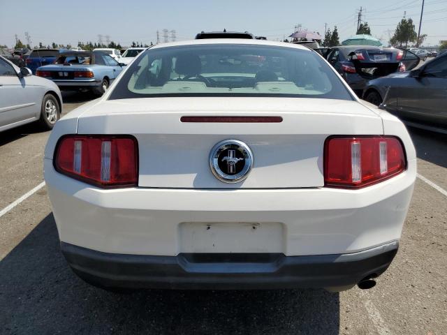 1ZVBP8AN5A5119046 - 2010 FORD MUSTANG WHITE photo 6