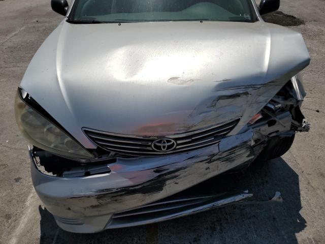 JTDBE32KX53026508 - 2005 TOYOTA CAMRY LE SILVER photo 11