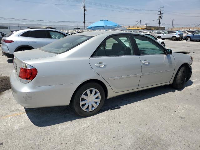 JTDBE32KX53026508 - 2005 TOYOTA CAMRY LE SILVER photo 3