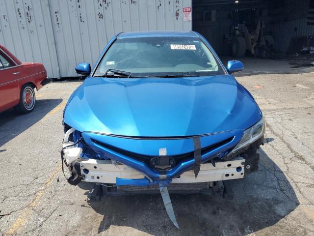 4T1B11HK7JU120126 - 2018 TOYOTA CAMRY L BLUE photo 5