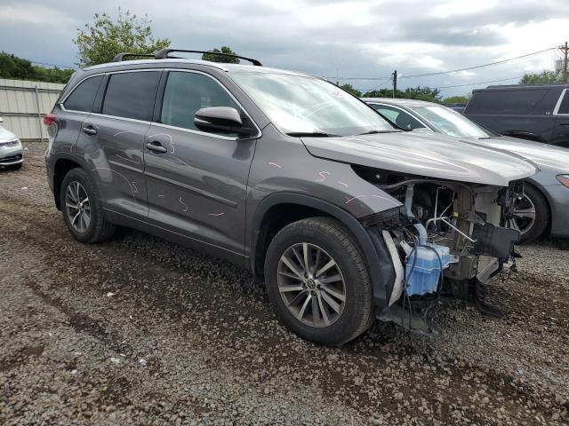 5TDJZRFH0JS560126 - 2018 TOYOTA HIGHLANDER SE Grau Foto 4