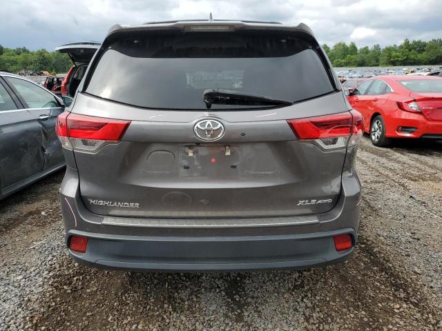 5TDJZRFH0JS560126 - 2018 TOYOTA HIGHLANDER SE Grau Foto 6