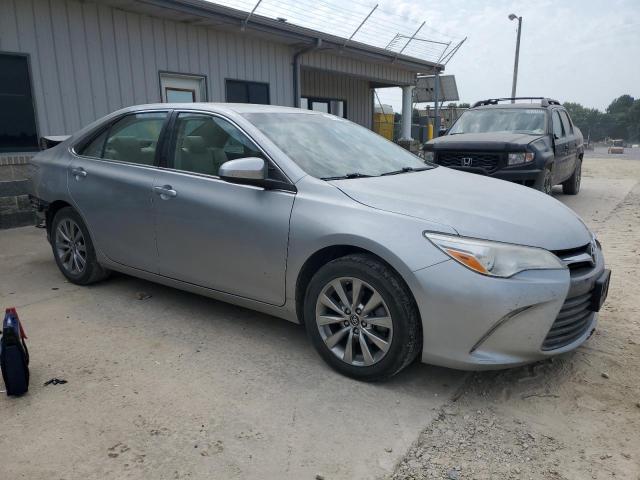 4T1BF1FK5HU293111 - 2017 TOYOTA CAMRY LE 银色 照片 4