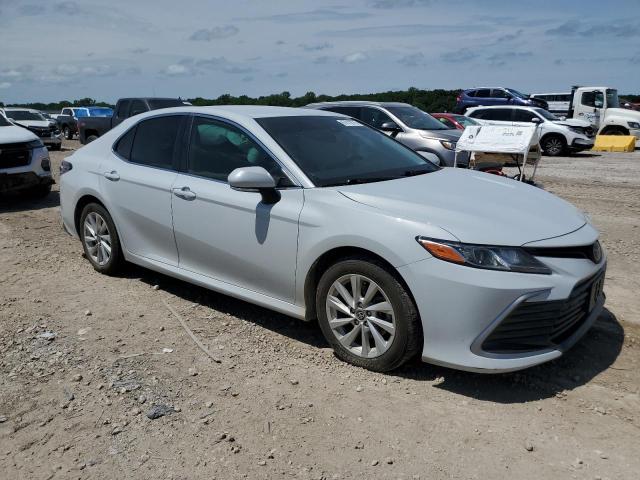 4T1R11BK7NU055288 - 2022 TOYOTA CAMRY LE WHITE photo 4