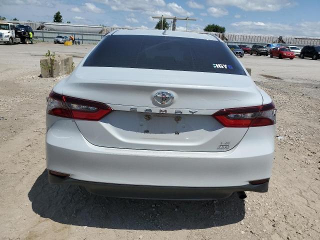 4T1R11BK7NU055288 - 2022 TOYOTA CAMRY LE WHITE photo 6