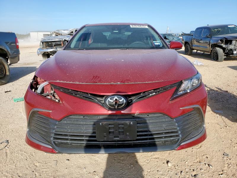 4T1C11AK5NU658621 - 2022 TOYOTA CAMRY LE RED photo 5