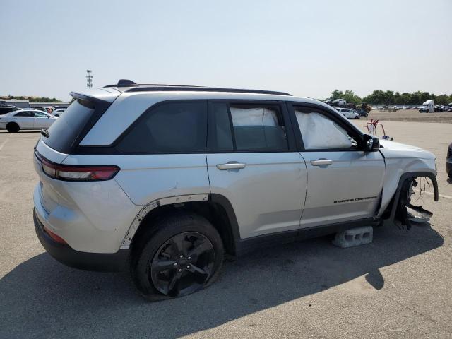 1C4RJHAG6R8605590 - 2024 JEEP GRAND CHEROKEE LAREDO SILVER photo 3