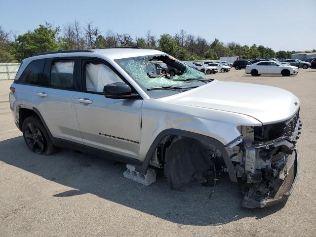 1C4RJHAG6R8605590 - 2024 JEEP GRAND CHEROKEE LAREDO SILVER photo 4