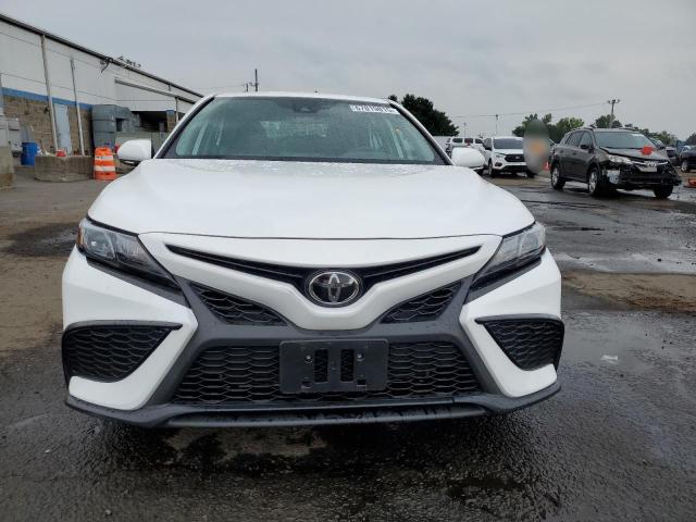 4T1G11BK2RU126992 - 2024 TOYOTA CAMRY SE NIGHT SHADE WHITE photo 5