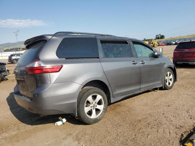 5TDKZ3DC7JS934840 - 2018 TOYOTA SIENNA LE Szary zdjęcie 3