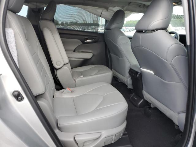 5TDGZRAH8NS126916 - 2022 TOYOTA HIGHLANDER XLE SILVER photo 11