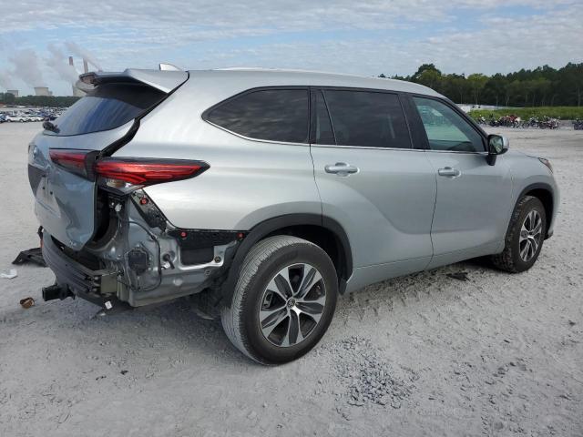 5TDGZRAH8NS126916 - 2022 TOYOTA HIGHLANDER XLE SILVER photo 3