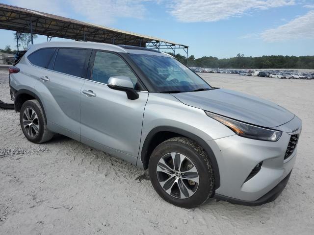 5TDGZRAH8NS126916 - 2022 TOYOTA HIGHLANDER XLE SILVER photo 4