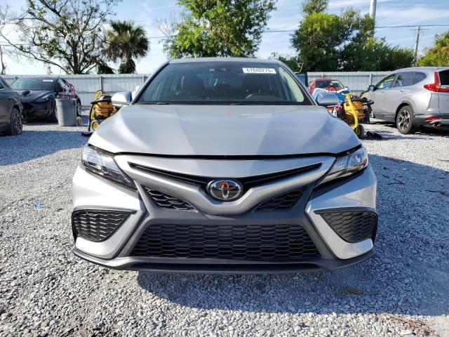 4T1G11AK0PU099631 - 2023 TOYOTA CAMRY SE NIGHT SHADE SILVER photo 5