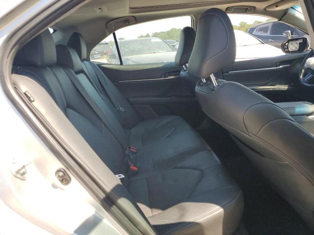 4T1B61HK2JU501951 - 2018 TOYOTA CAMRY XSE SILVER photo 10