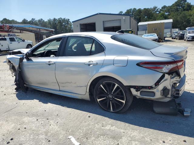 4T1B61HK2JU501951 - 2018 TOYOTA CAMRY XSE SILVER photo 2