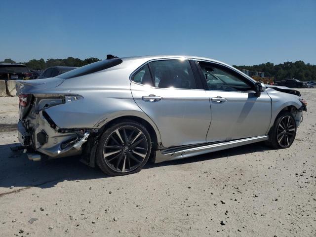 4T1B61HK2JU501951 - 2018 TOYOTA CAMRY XSE SILVER photo 3