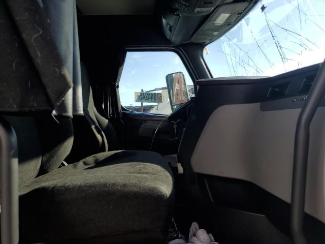 3AKJHHDR3KSKK8237 - 2019 FREIGHTLINER CASCADIA 1 WHITE photo 5